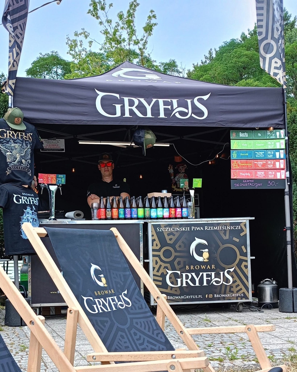 Stoisko Browaru Gryfus z koszulkami i czapkami podczas wydarzenia