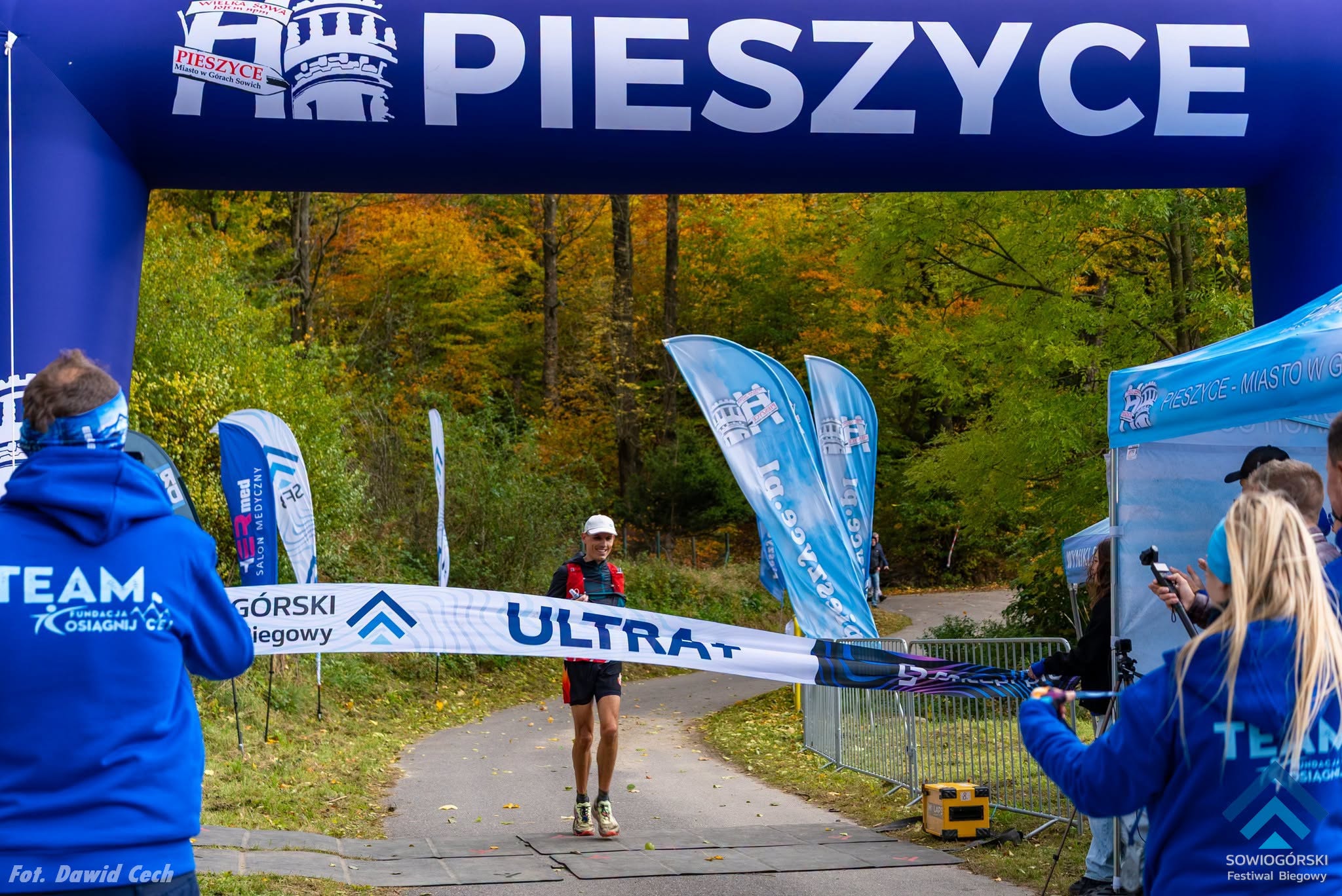 Meta biegu i ekipa festiwalu w niebieskich bluzach